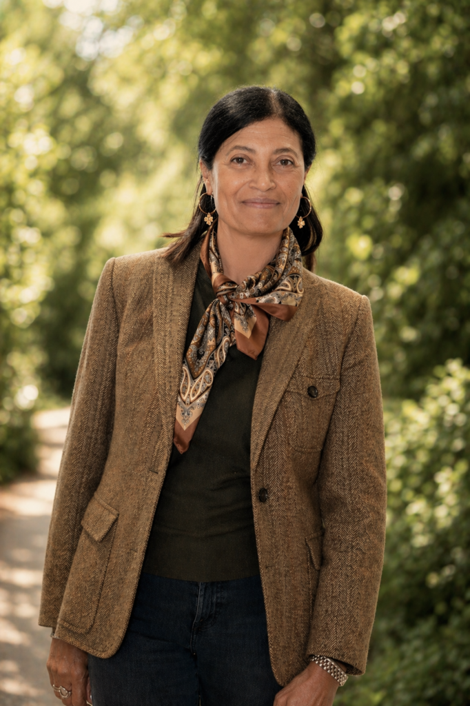 Femme élégante souriante en blazer marron et foulard en satin